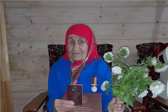 Участнице Сурского оборонительного рубежа О.И.Мижеровой вручили заслуженную награду