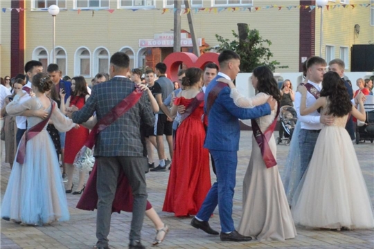 В Янтиковском районе состоялось торжественное чествование выпускников 2021 года - районный "Выпускной бал"