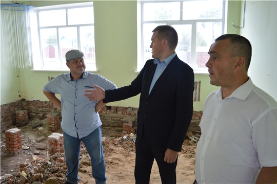 Владимир Михайлов ознакомился с ходом ремонтных работ в Шимкусской школе