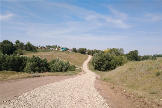 В населенных пунктах Янтиковского района продолжаются работы по устройству щебеночных автодорог
