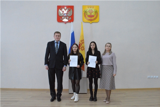 Состоялось вручение первых в Янтиковском районе жилищных сертификатов детям-сиротам