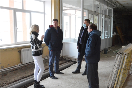 Владимир Михайлов посетил объекты ремонта и строительства