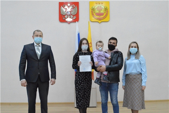 Молодой семье вручили свидетельство на приобретение жилья