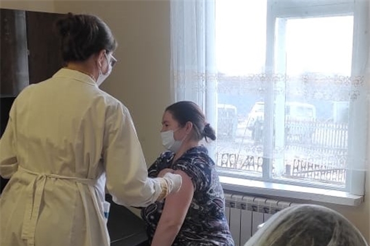 В Янтиковском районе продолжается вакцинация от коронавируса