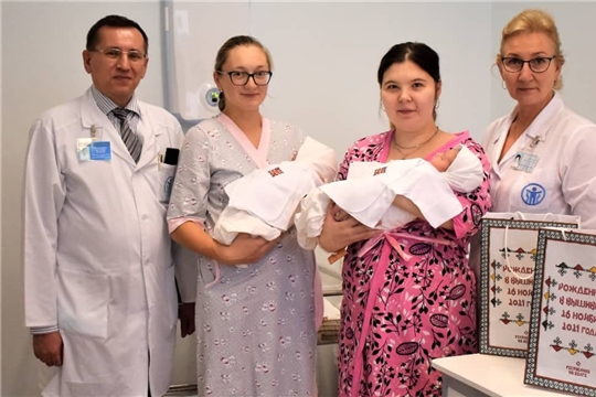 Молодая семья из Алатырского района в День чувашской вышивки получила памятные подарки