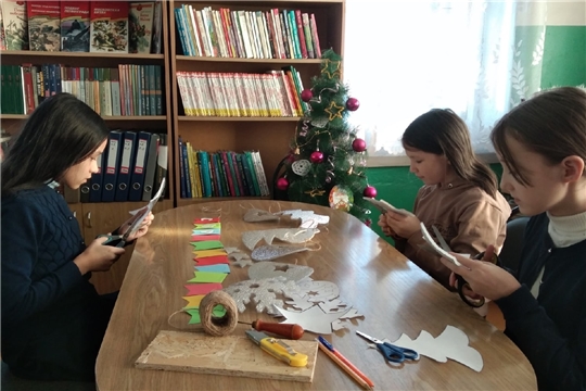 Творческая мастерская «Здравствуй, Новый год!» в Новоайбесинской сельской библиотеке