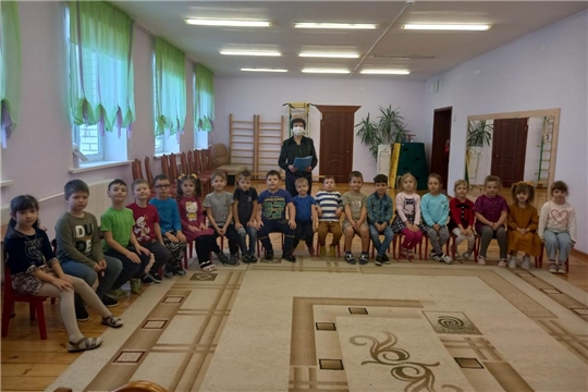 Праздничную программу "Крещенские забавы" провела Чуварлейская сельская библиотека