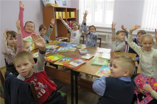 Обзор книжной выставки «В гостях у сказки» прошел в Кирской сельской библиотеке