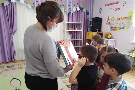Тематический обзор книжных новинок провела библиотекарь Чуварлейской сельской библиотеки