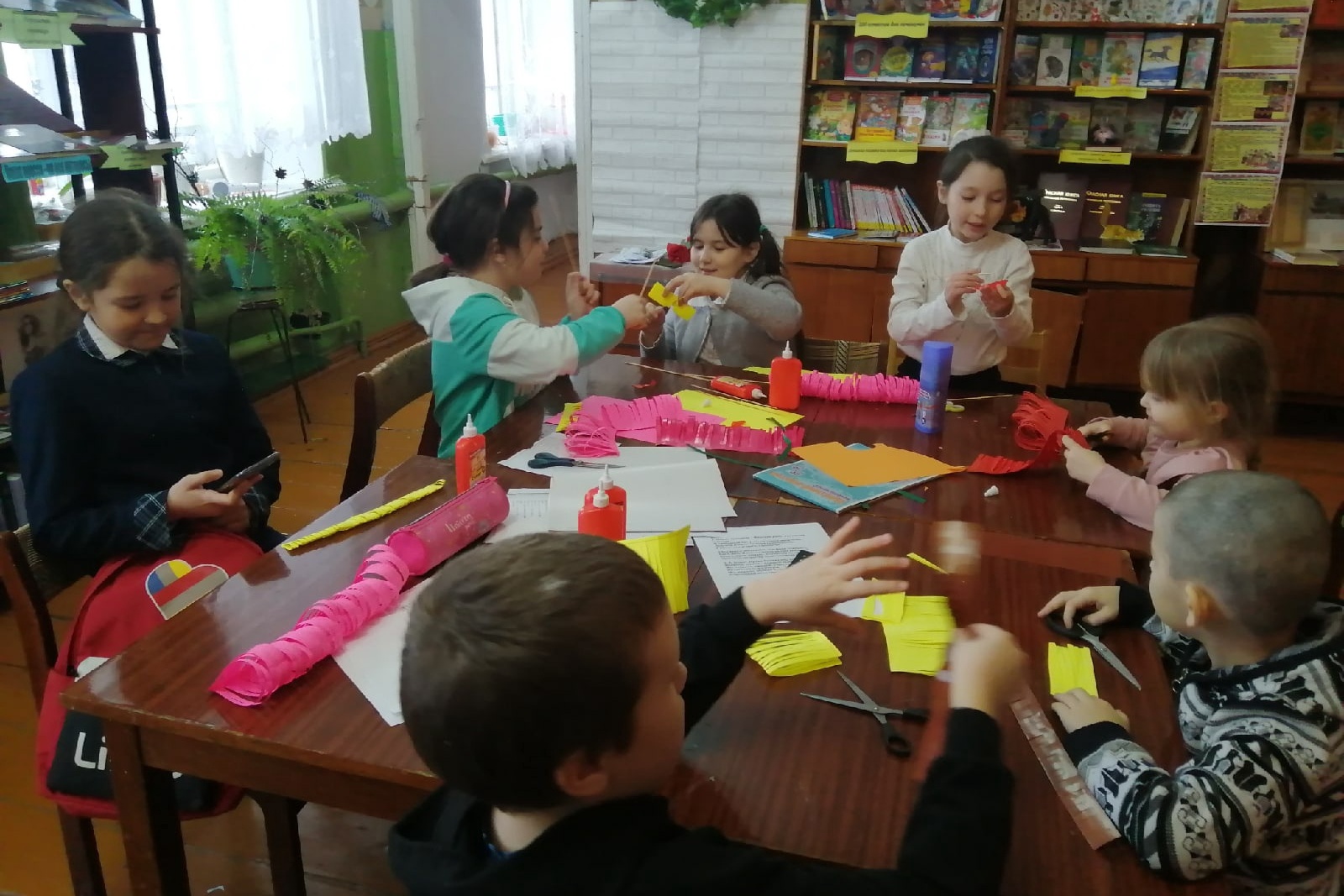 Мастер-класс по изготовлению цветов прошёл в Иваньково-Ленинской сельской  библиотеке | Алатырский муниципальный округ Чувашской Республики