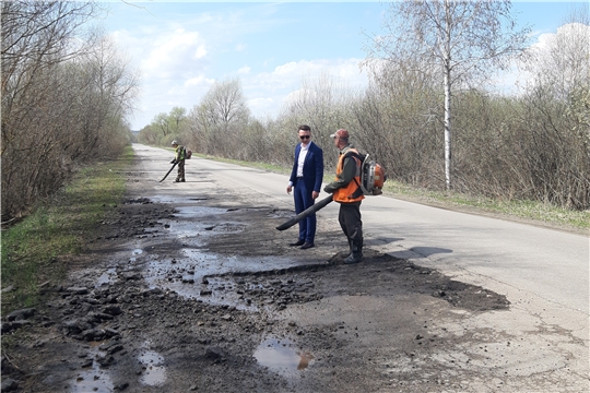 На автомобильных дорогах Алатырского района начался ямочный ремонт