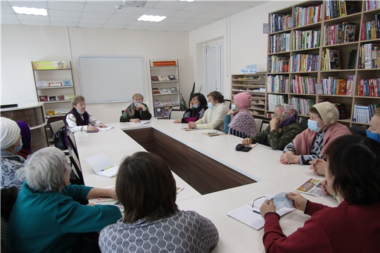  В Аликовской центральной библиотеки прошло очередное занятие «Школа старшего поколения»