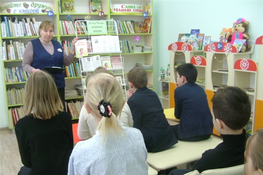 В Аликовской  детской библиотеке прошел час поэзии «Янăраççĕ уççăн санăн сăввусем»