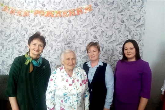 Ветеран педагогического труда Тамара Тихоновна принимает поздравления с юбилеем-90 -летием