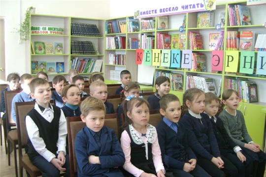 В Аликовской детской библиотеке  рамках Недели детско-юношеской книги и библиотечного проекта «Сказки на диване» прошел час игры «По дорогам сказок».