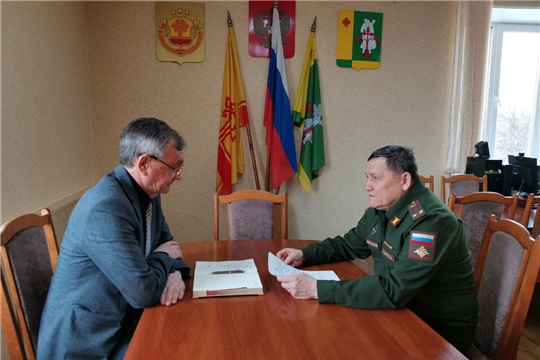Глава администрации Аликовского района Александр Куликов и военный комиссар Аликовского и Моргаушского районов обсудили ход призывных мероприятий