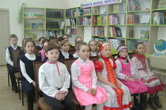 В Аликовской детской библиотеке прошел праздник чувашского языка «Чăвашлăха упрар ĕмĕрлĕхе». 