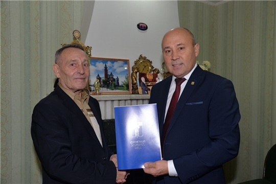 Глава администрации района поздравил с юбилеем ветерана- руководителя дорожно- строительной организации Р.Айнетдинова