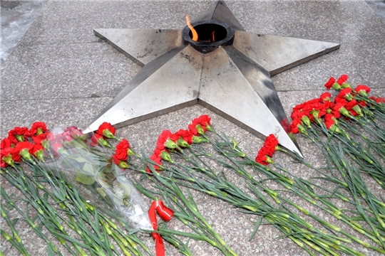Возложение цветок к монументу Славы в честь Дня защитника Отечества