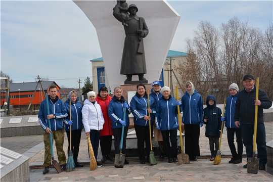 Волонтеры культуры провели субботник у Монумента Славы