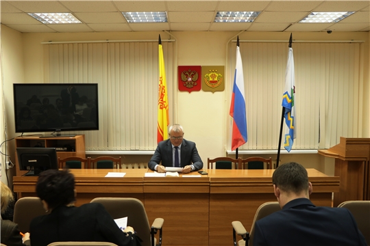 В зале заседаний администрации Николай Хорасев провел еженедельное совещание