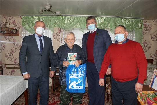 Глава администрации Чебоксарского района с наступающим Новым годом поздравил ветерана Великой Отечественной войны