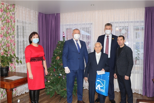 Глава администрации Чебоксарского района Николай Хорасев присоединился  к акции "С Новым годом, ветеран!"