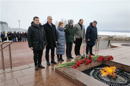 Глава города Чебоксары Олег Кортунов совместно с депутатами городского Собрания возложил цветы к Монументу Славы