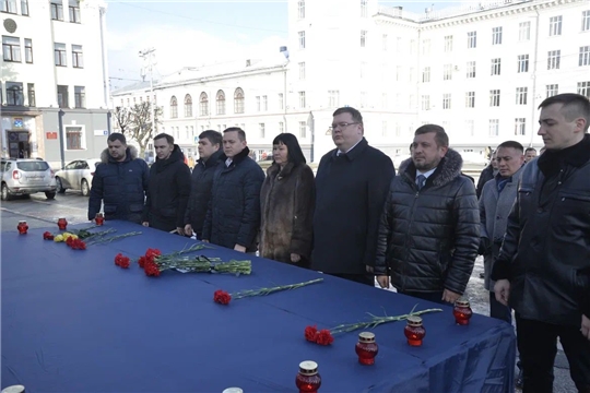 Олег Кортунов совместно с депутатами городского Собрания возложил цветы в память о погибших жителях Донецка