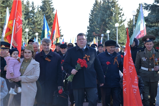 Олег Кортунов совместно с депутатами городского Собрания депутатов возложил цветы к Монументу Воинской Славы