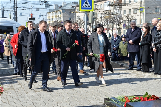 Депутаты Чебоксарского городского Собрания депутатов приняли участие в церемонии возложения цветов к памятникам Юрию Гагарину и Андрияну Николаеву