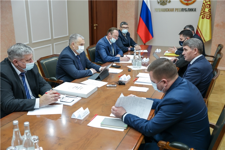 Чӑваш Ен Пуҫлӑхӗ Олег Николаев «РЖД»   АУО  филиалĕн Горький чукун ҫулĕсен пуҫлăхĕпе Сергей Дорофеевскипе тӗл пулнă