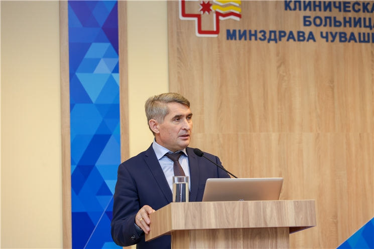 «Республикӑри клиника больницин ҫĕнĕ ҫуртне тума ĕҫ хучĕсене хатĕрлесе ҫитернĕпе пĕрех», - тесе каланă Чăваш Ен Пуҫлăхĕ Олег Николаев