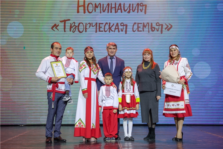 Олег Николаев " Ҫулталăк ҫемйи – 2021" конкурс ҫӗнтерӳҫисене чысланă