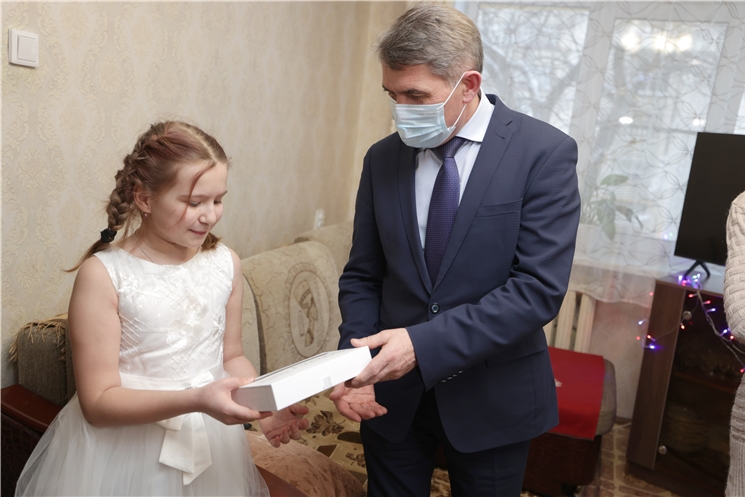 Олег Николаев Раҫҫей Президенчӗ хушнипе ҫамрӑк Апполинарие ҫывхарса килекен Ҫĕнĕ ҫул ячӗпе саламланă