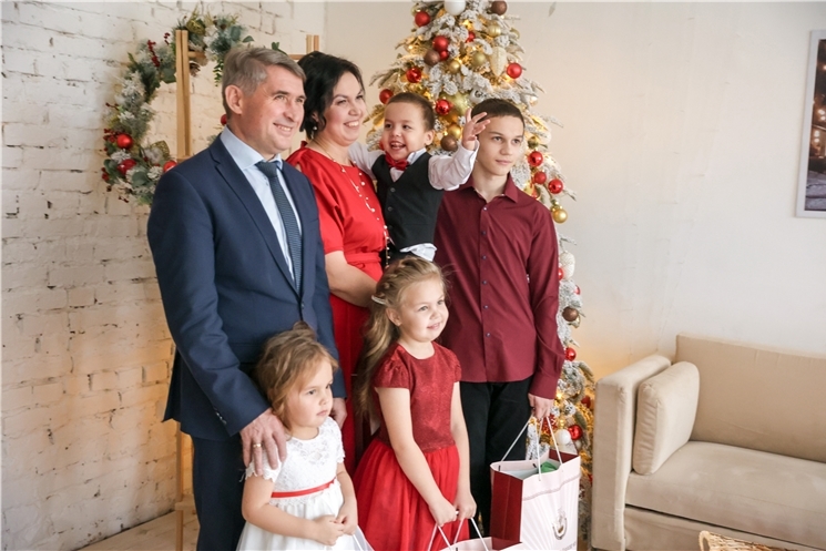 Чăваш Ен Пуҫлăхĕ Олег Николаев тата тепĕр ачасен Ҫĕнĕ ҫул ӗмӗчĕсене пурнӑҫланӑ