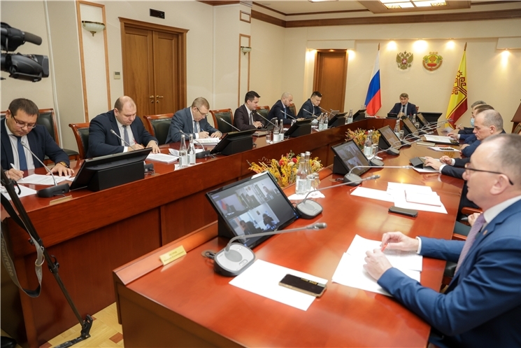 Олег Николаев республика аталанӑвӗн тӗп ыйтӑвӗсемпе пӗрремӗш уйӑхрах  канашлусем ирттерме хушнă