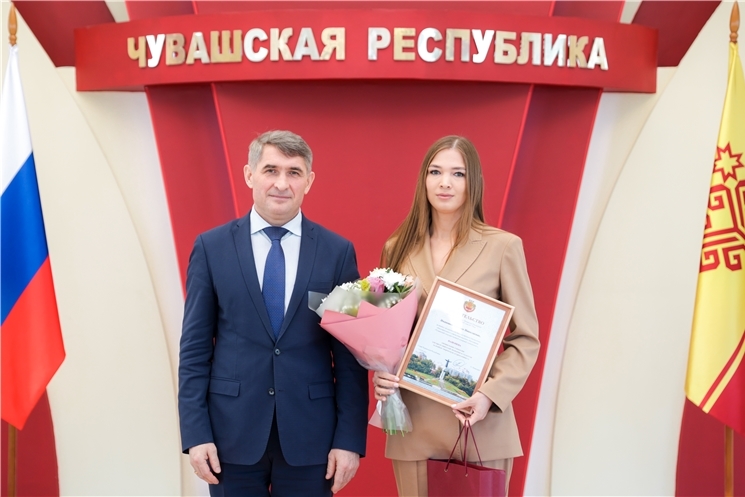 Олег Николаев Студентсен кунĕнче  çамрăксене пултарулăхри ăнтăлушăн паракан стипендине илме свидетельство парса хавхалантарнă