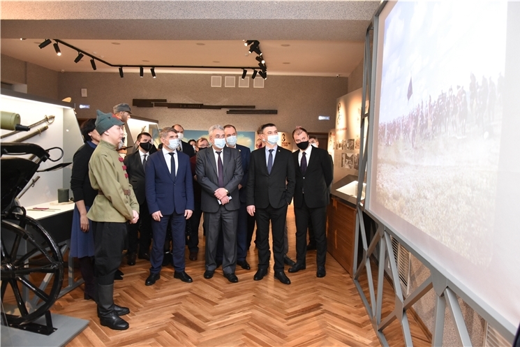 Олег Николаев Чӑваш Енре ҫуралса ӳснӗ, дивизи командирĕ ячĕпе хисепленсе тăракан музее юсаса ҫӗнетнӗ хыҫҫӑн уҫнӑ