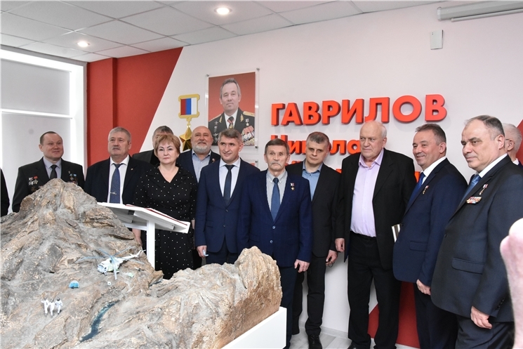 Шупашкарти Николай Гаврилов ячĕпе хисепленекен 22-мĕш шкулта музейе уҫма Чăваш Ен Пуҫлăхĕ  Олег Николаев хутшăннă