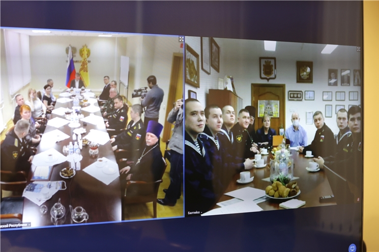 Олег Николаев Балтика флочӗн "Чăваш Ен" тата "Ҫӗнӗ Шупашкар" карапсен экипажӗсен пайташĕсемпе  видео ҫыхăнăва тухнă