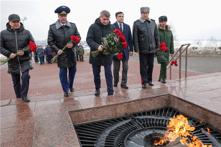 Тӑван ҫӗршыв хӳтӗлевҫин кунӗнче Чӑваш Ен Пуҫлӑхӗ Шупашкар хулинчи Мухтав Монуменчӗ умне чĕрĕ чечексем хунă
