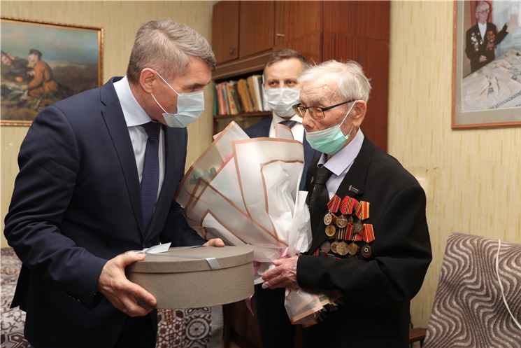 Олег Николаев вăрҫă ветеранне Ревокат Прохорович Моисеева 100 çул тултарнă ятпа саламланă