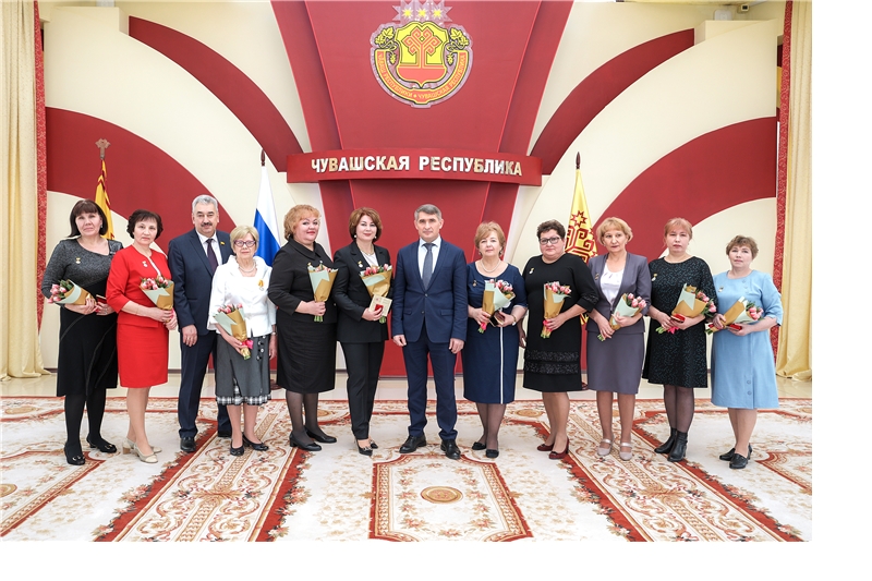 Чӑваш Ен Пуҫлӑхӗ пуш уйӑхӗн 8-мӗшӗ умӗн патшалăх наградисене парса чысланă