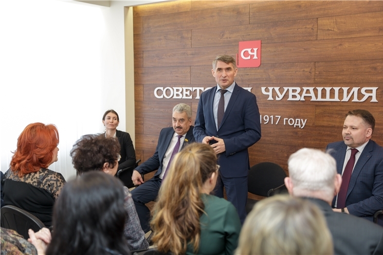 «Советская Чувашия» хаҫатăн редакцине юбилей ячĕпе Чăваш Ен Пуҫлăхĕ Олег Николаев саламланă