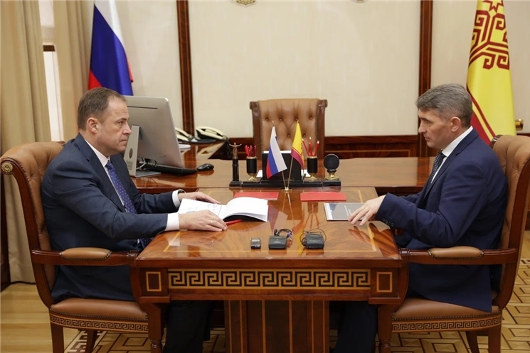 Чăваш Республикин Пуҫлăхĕ Олег Николаев тата Раççей Президенчĕн федерацин Атăлçи округĕнчи полномочиллĕ представителĕ Игорь Комаров ĕҫлĕ тĕлпулу ирттернĕ