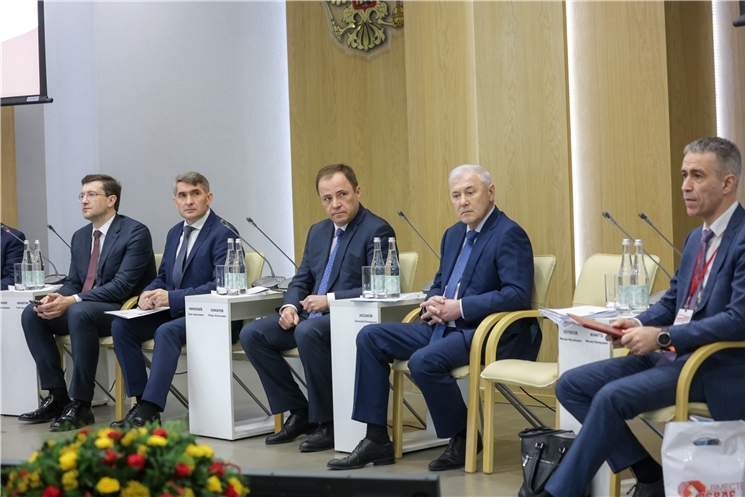 Чăваш Енре пуҫласа Раҫҫей шайĕнчи «Атăлçи округĕнче финанс пĕлĕвне ӳстересси: трендсем, тĕллевсем, малашлăх» округ форумĕ иртнĕ