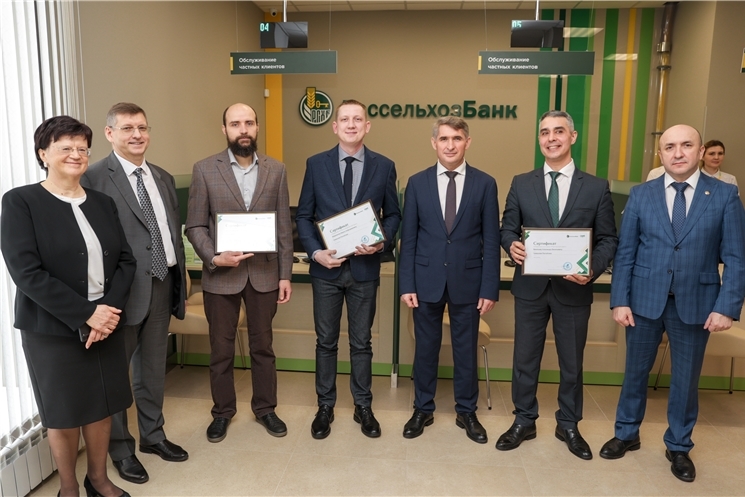 Чӑваш Республикин Пуҫлӑхӗ Олег Николаев Шупашкарти Россельхозбанкӑн ҫӗнӗ офисне уҫнӑ ҫĕре хутшăннă