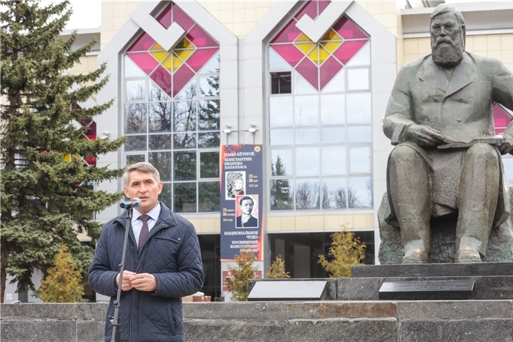 «Иртнине асра тытса йăла-йĕркесене упрамалла, аслӑ ентешсем вӗрентсе каланине ăша хывма тăрăшмалла», - тенĕ Чăваш Ен Пуҫлăхĕ Олег Николаев