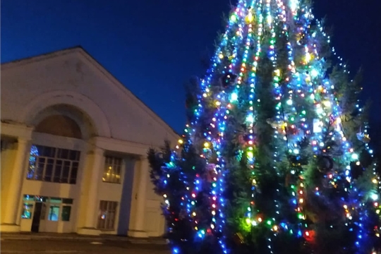 Украшение городской елки у ДДТ